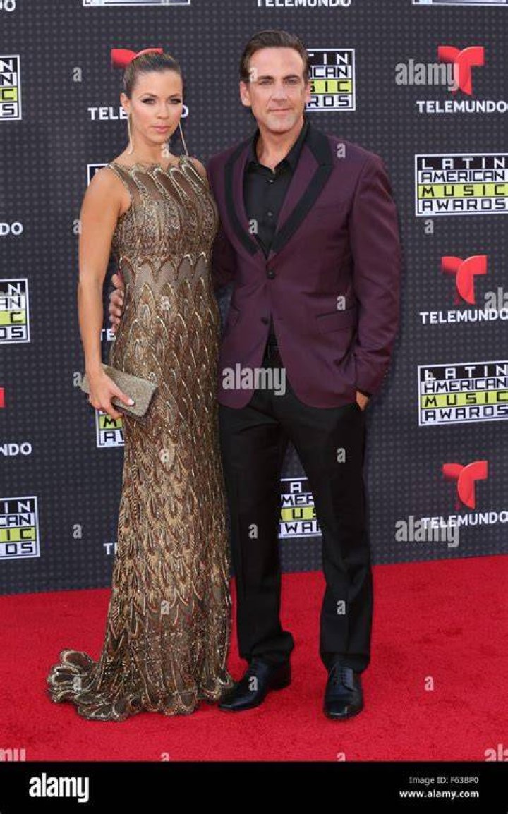 Ximena Duque, Carlos Ponce's Girlfriend